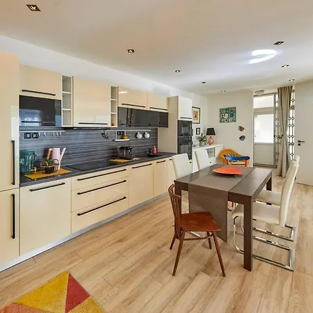 Apartman Stylish Next To Castle, Location