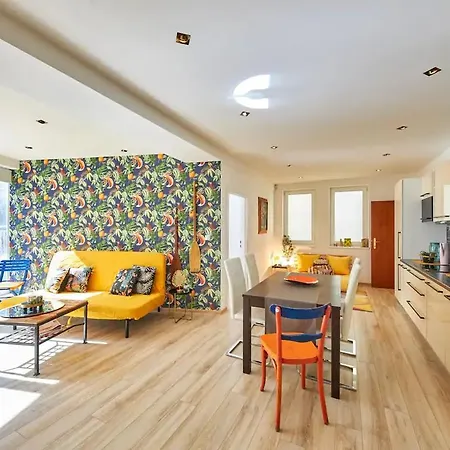 Apartment Stylish Next To Castle, Location *