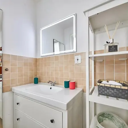 Apartman Stylish Next To Castle, Location *